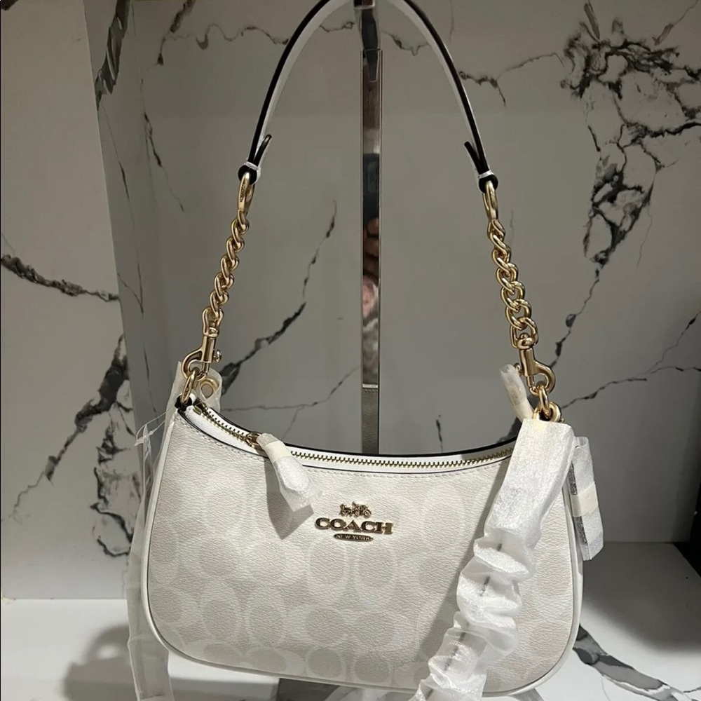 Teri Shoulder Bag In white Signature Canvas